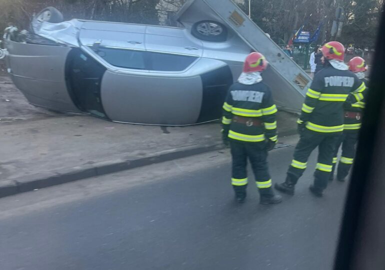 Accident cu trei mașini în București. Una s-a răsturnat pe trotuar și a lovit două fete, un șofer era drogat