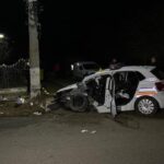 Buzău: Un tânăr a condus fără permis o mașină cu plăcuțe false, a lovit un pieton, iar polițiștii care îl urmăreau au făcut accident