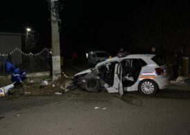 Buzău: Un tânăr a condus fără permis o mașină cu plăcuțe false, a lovit un pieton, iar polițiștii care îl urmăreau au făcut accident