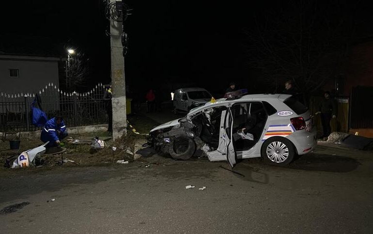 Buzău: Un tânăr a condus fără permis o mașină cu plăcuțe false, a lovit un pieton, iar polițiștii care îl urmăreau au făcut accident