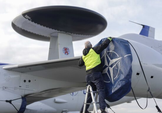 În aer cu NATO: Cum protejează Alianța spațiul aerian european în vreme de război - reportaj Politico