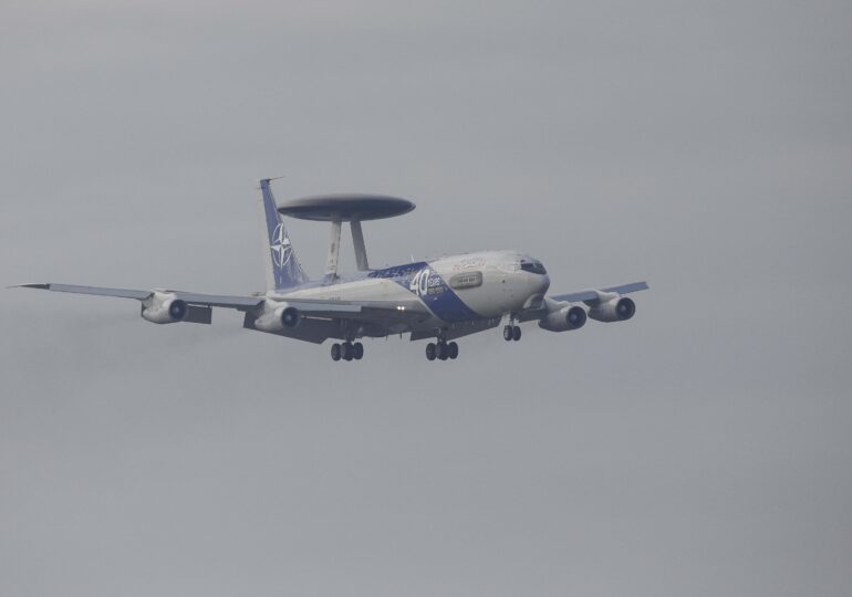 Cum arată primul avion spion al NATO care a ajuns la Otopeni (Galerie foto&Video)