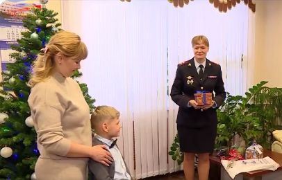 Un băiețel din Rusia care și-a pierdut tatăl în război a fost consolat de autorități cu un smartwatch. Văduva se declară foarte fericită (Video)