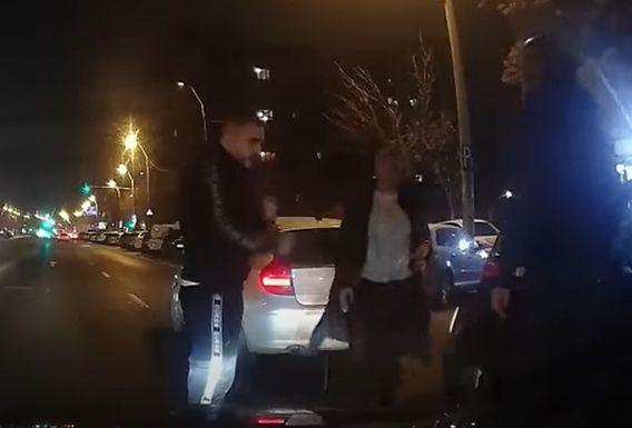 Șoferul unui Logan e bătut, scuipat și înjurat de un cuplu cu BMW, în București: De ce te bagi tu în fața mea? (Video)