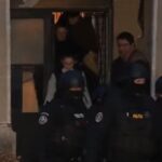 Un bărbat din Giurgiu a tras cu arma în fața polițiștilor și s-a baricadat în casă. 12 ore a fost așteptat mandatul (Video)