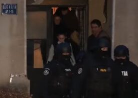 Un bărbat din Giurgiu a tras cu arma în fața polițiștilor și s-a baricadat în casă. 12 ore a fost așteptat mandatul (Video)