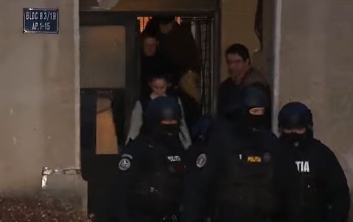 Un bărbat din Giurgiu a tras cu arma în fața polițiștilor și s-a baricadat în casă. 12 ore a fost așteptat mandatul (Video)