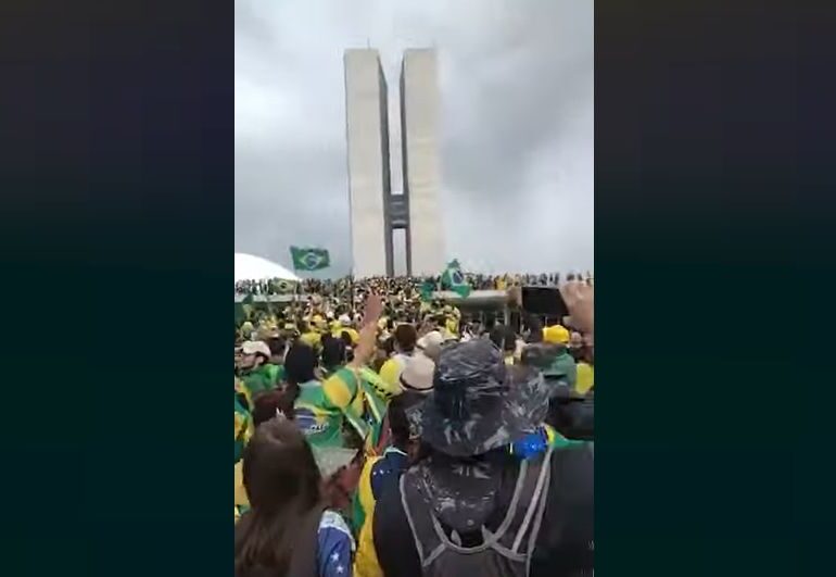 Susținătorii lui Bolsonaro au luat cu asalt Congresul brazilian. Imaginile amintesc de asaltul asupra Capitoliului (Video)