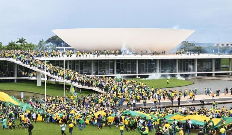 Peste 400 de oameni au fost arestați, după ce susținătorii lui Bolsonaro au luat cu asalt Congresul brazilian