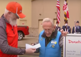 Un casier de 82 de ani s-a putut în sfârșit pensiona după ce un client a strâns pentru el donații de 100.000 de dolari (Video)
