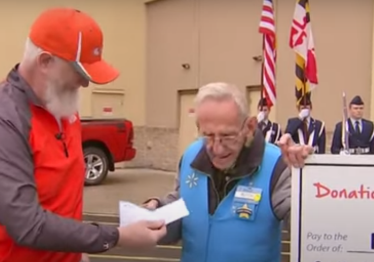 Un casier de 82 de ani s-a putut în sfârșit pensiona după ce un client a strâns pentru el donații de 100.000 de dolari (Video)