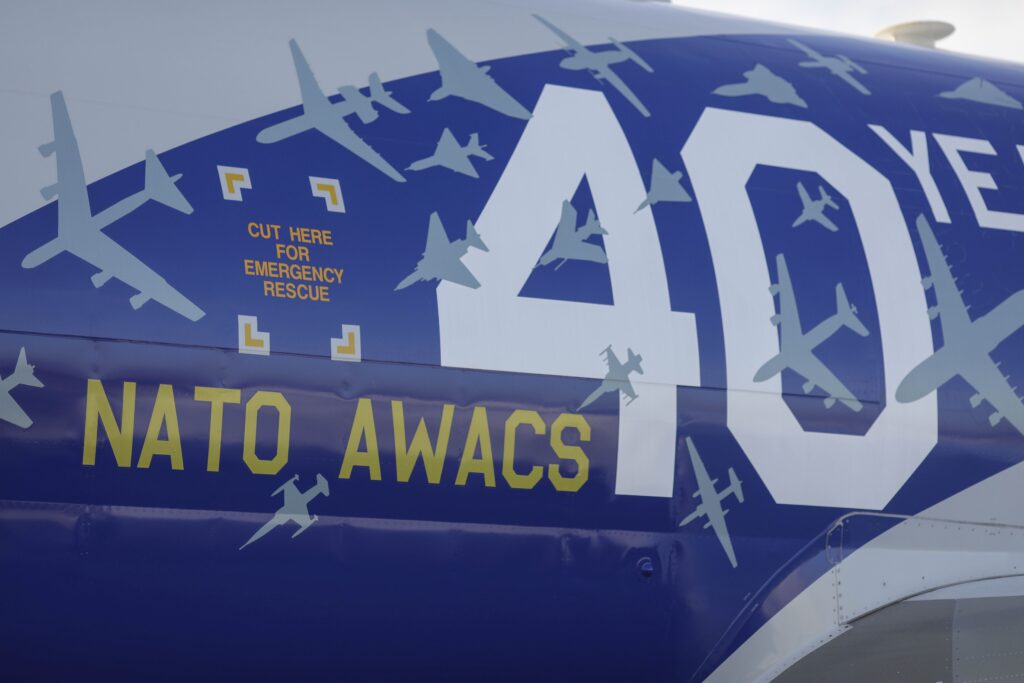 detaliu-avion-AWACS-1