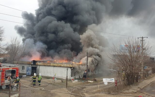Incendiu devastator la un depozit din București (Video)
