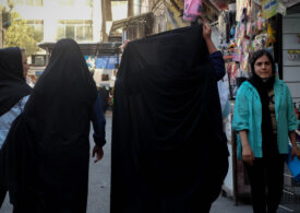 Poliția din Iran reîncepe supravegherea femeilor