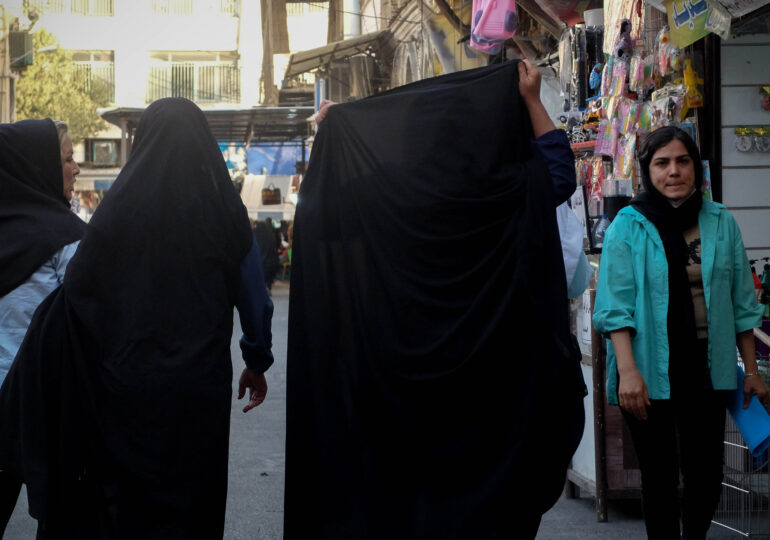 Poliția din Iran reîncepe supravegherea femeilor