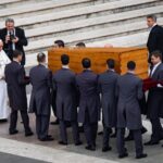 50.000 de oameni au participat la funeraliile fostului papă Benedict. Un ultim omagiu de la papa Francisc (Foto & Video)