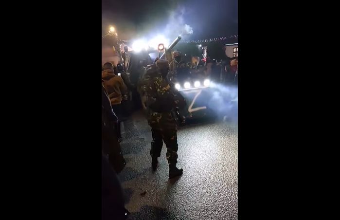 Paradă șocantă în Bacău: S-au costumat în soldați ruși și au defilat cu rachete pe mașini (Video)