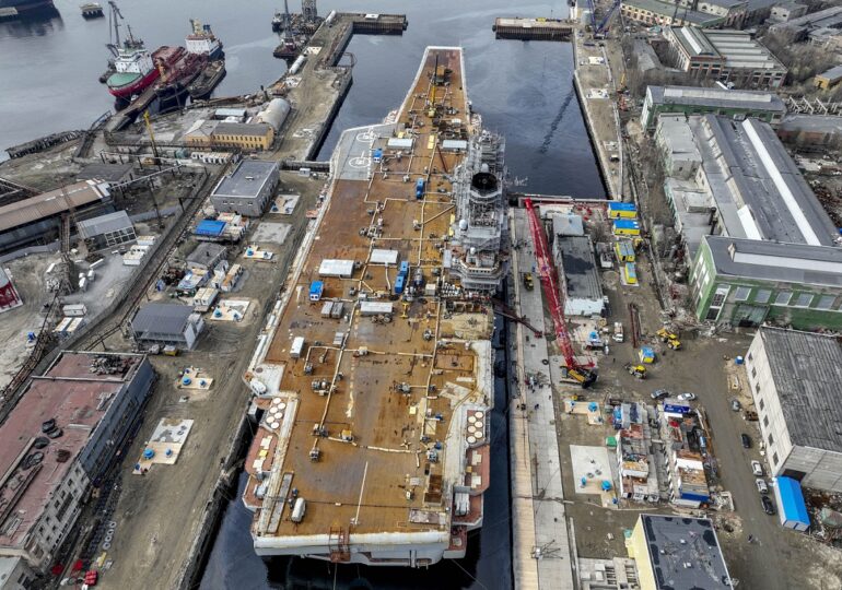 Rusia are un singur portavion și acela e în stare critică: Armata și șantierul naval își aruncă pisica