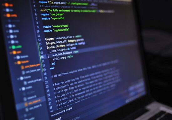 AI schimbă din temelii meseria de programator. Cum încearcă inginerii software să nu devină inutili