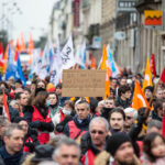 În ciuda protestelor masive, Senatul francez a aprobat controversata reformă a pensiilor. Ce urmează