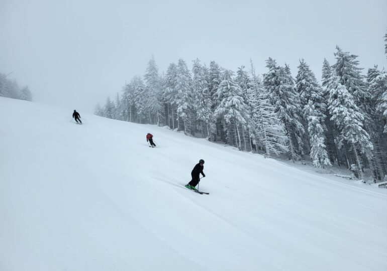 Sezonul de schi la Poiana Brașov se deschide sâmbătă. Transportul pe cablu s-a scumpit