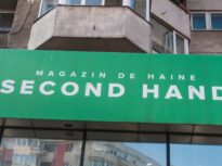 Prețurile mai mici, dar și povestea din spate îi împing pe tineri să aleagă tot mai des hainele de tip second-hand