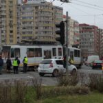 Două tramvaie au deraiat în București, la o oră distanță. De unul s-a ciocnit și o mașină (Foto)