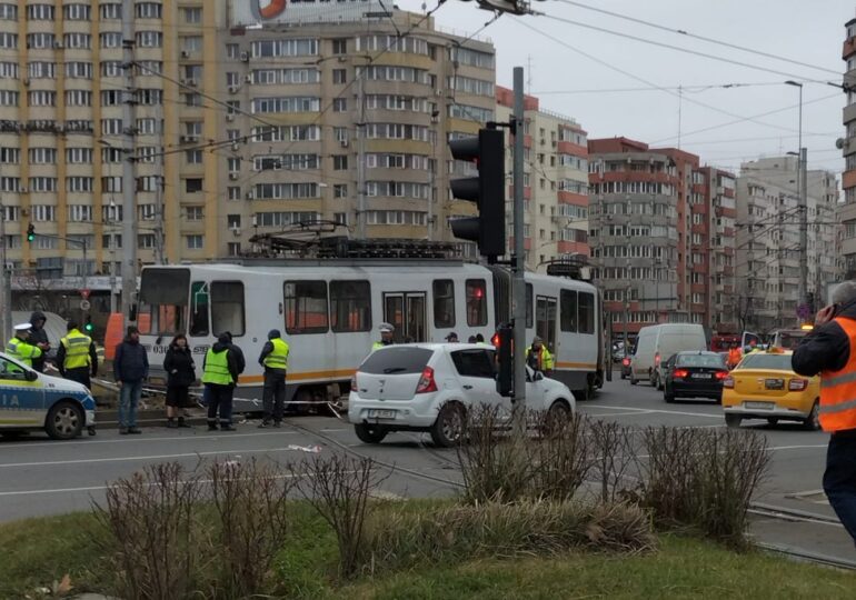 Două tramvaie au deraiat în București, la o oră distanță. De unul s-a ciocnit și o mașină (Foto)
