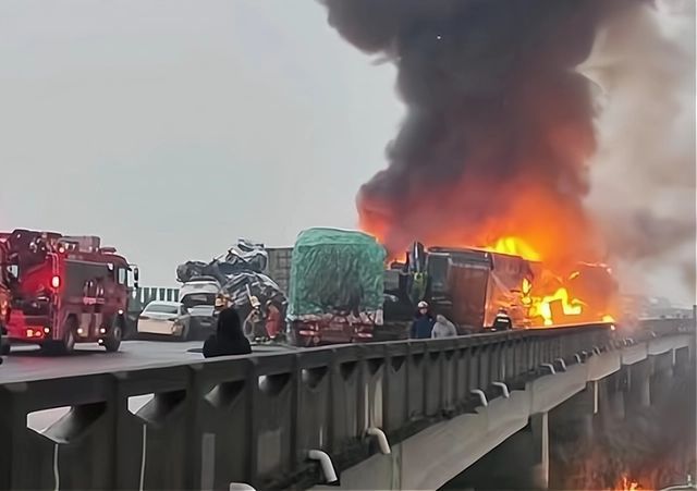 Carambol pe o autostradă din China. Mașini în flăcări, 16 persoane au murit