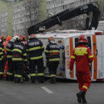 Accident grav în zona Pasajului Unirii: O ambulanță s-a răsturnat după ce a fost lovită de o mașină care nu i-a dat prioritate