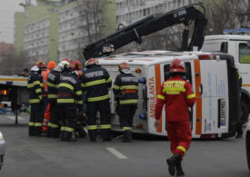 Accident grav în zona Pasajului Unirii: O ambulanță s-a răsturnat după ce a fost lovită de o mașină care nu i-a dat prioritate