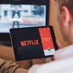 Netflix introduce în România o taxă pentru folosirea unui cont la mai multe adrese