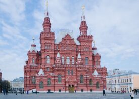 O americancă a fost reținută și amendată la Moscova, după ce a plimbat un vițel în Piața Roșie