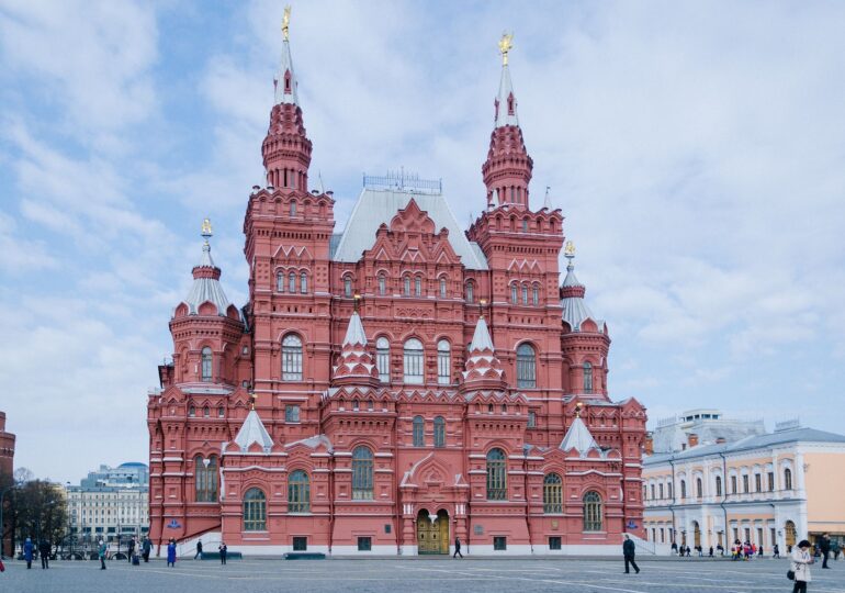 O americancă a fost reținută și amendată la Moscova, după ce a plimbat un vițel în Piața Roșie