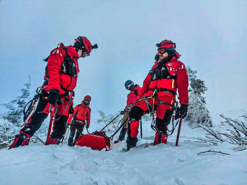 Risc ridicat de avalanșe în 3 zone montane. Avertismentul salvamontiștilor pentru turiști