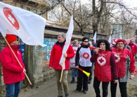 Sindicaliștii din Sănătate au ieșit în stradă și protestează în fața spitalelor din București (Foto & Video)