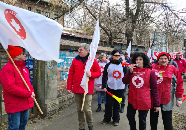 Sindicaliștii din Sănătate au ieșit în stradă și protestează în fața spitalelor din București (Foto & Video)