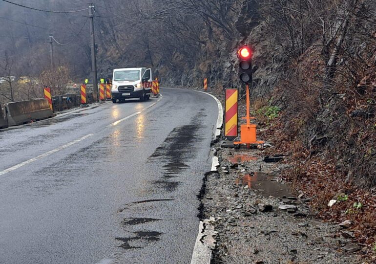 Circulația pe Valea Oltului a fost restricționată, după ce au apărut fisuri în asfalt