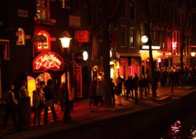Lucrătorii sexuali protestează mascați pe străzile din Amsterdam