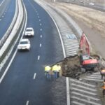 Autostrada care a luat-o la vale la scurt timp după inaugurare. Grindeanu zice că monitorizează atent constructorul, dar nu știe la ce să se uite