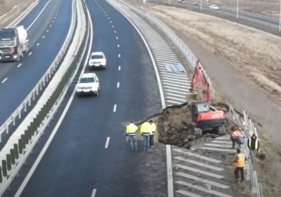 Se închide circulația pe 17 kilometri de pe A10 Sebeș-Turda. Ministerul Transporturilor cere CNAIR să explice de ce s-a surpat autostrada