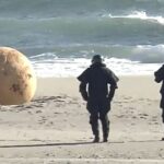 O sferă misterioasă de metal a fost descoperită pe o plajă din Japonia și nimeni nu știe de unde a apărut (Video)