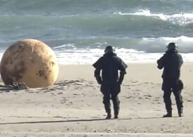 O sferă misterioasă de metal a fost descoperită pe o plajă din Japonia și nimeni nu știe de unde a apărut (Video)