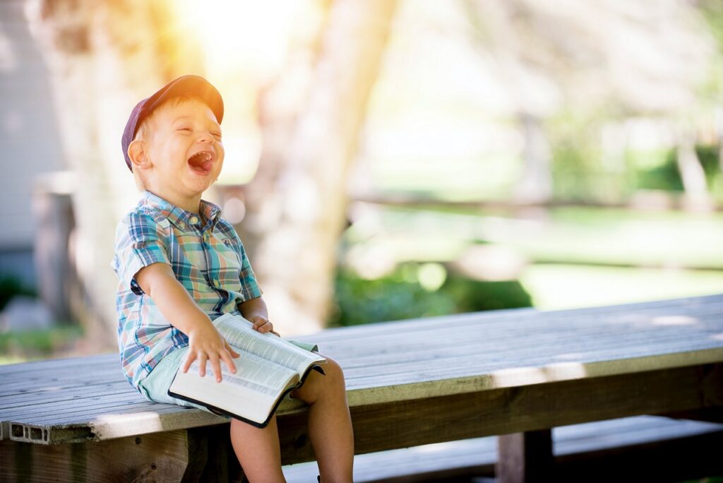 copil citește râde