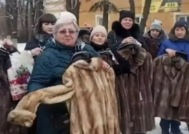 Văduvele soldaților ruși uciși în Ucraina au primit câte o haină de blană: Femeile sunt mulțumite, dar unele au fost puse să le dea înapoi (Video)