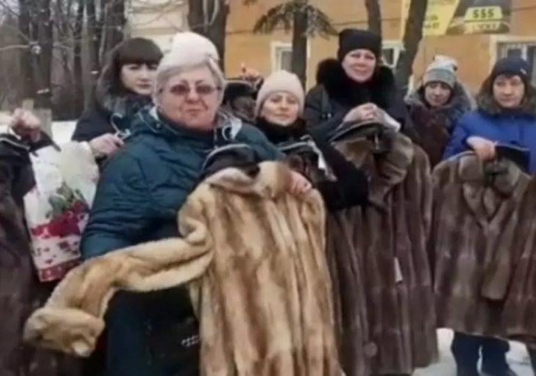 Văduvele soldaților ruși uciși în Ucraina au primit câte o haină de blană: Femeile sunt mulțumite, dar unele au fost puse să le dea înapoi (Video)