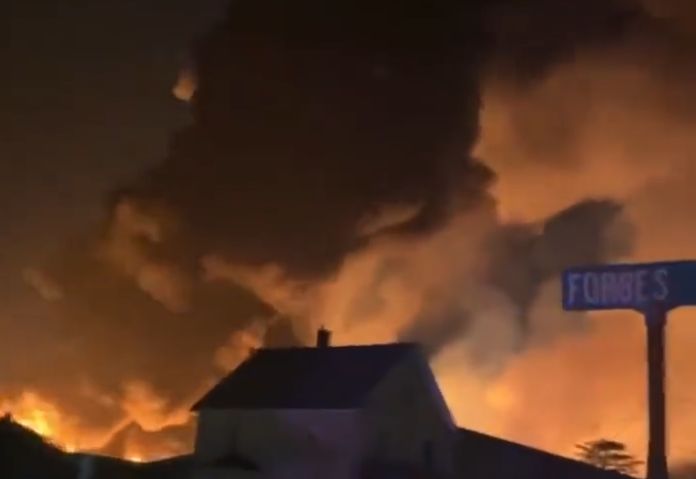 Incendiu uriaș în SUA, după ce a deraiat un tren (Video)