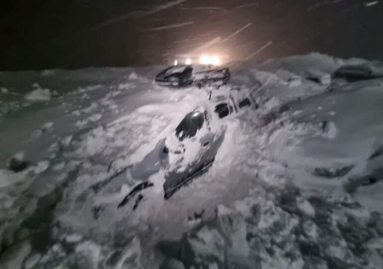 Dosar penal pentru înșelăciune, după avalanșa de la Capra. Mașinile sunt încă îngropate în zăpadă