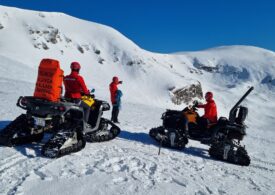 Un turist străin a murit și doi au fost răniți într-o avalanșă în Munții Rodnei