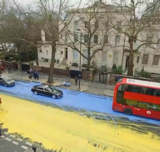 Clipul zilei: Protest masiv cu vopsea la Londra (Video)